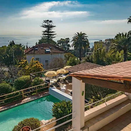Four Bedroom House In Golfe Juan Hébergement de vacances Vallauris