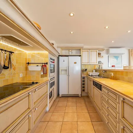 Hébergement de vacances Four Bedroom House In Golfe Juan