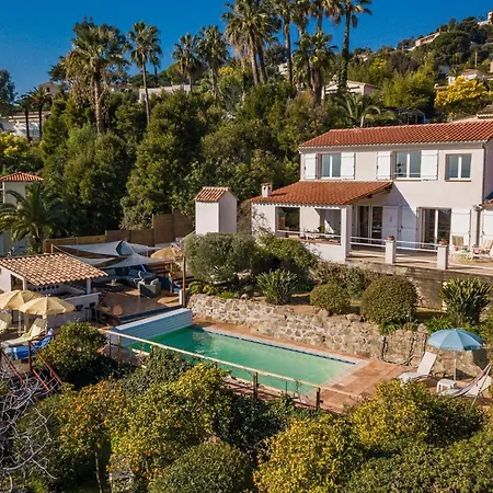 Дом отдыха Four Bedroom House In Golfe Juan Валлорис