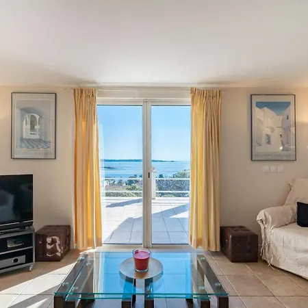 Дом отдыха Four Bedroom House In Golfe Juan *