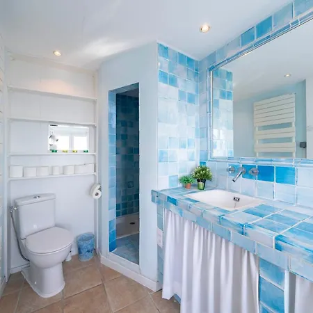 Дом отдыха Four Bedroom House In Golfe Juan Валлорис